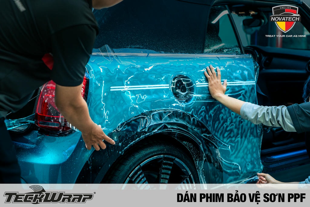 Cận cảnh quá trình dán PPF Cận cảnh quá trình dán PPF