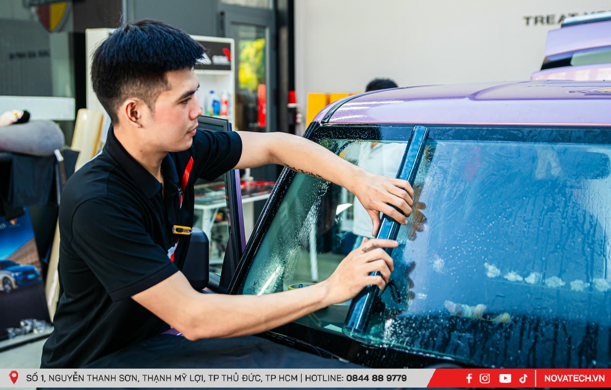 Cận cảnh quá trình dán phim cách nhiệt tại NovaTech Cận cảnh quá trình dán phim cách nhiệt tại NovaTech