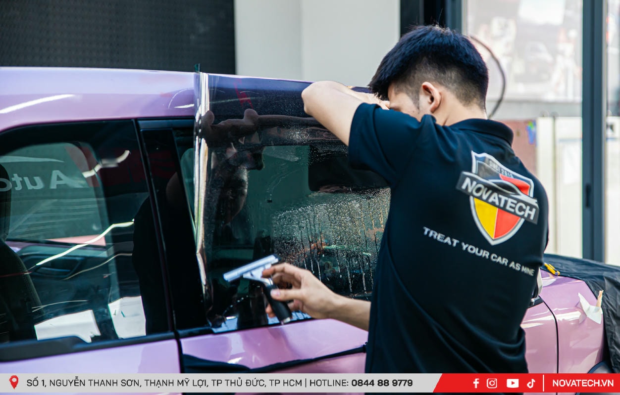 Cận cảnh quá trình dán phim cách nhiệt tại NovaTech Cận cảnh quá trình dán phim cách nhiệt tại NovaTech