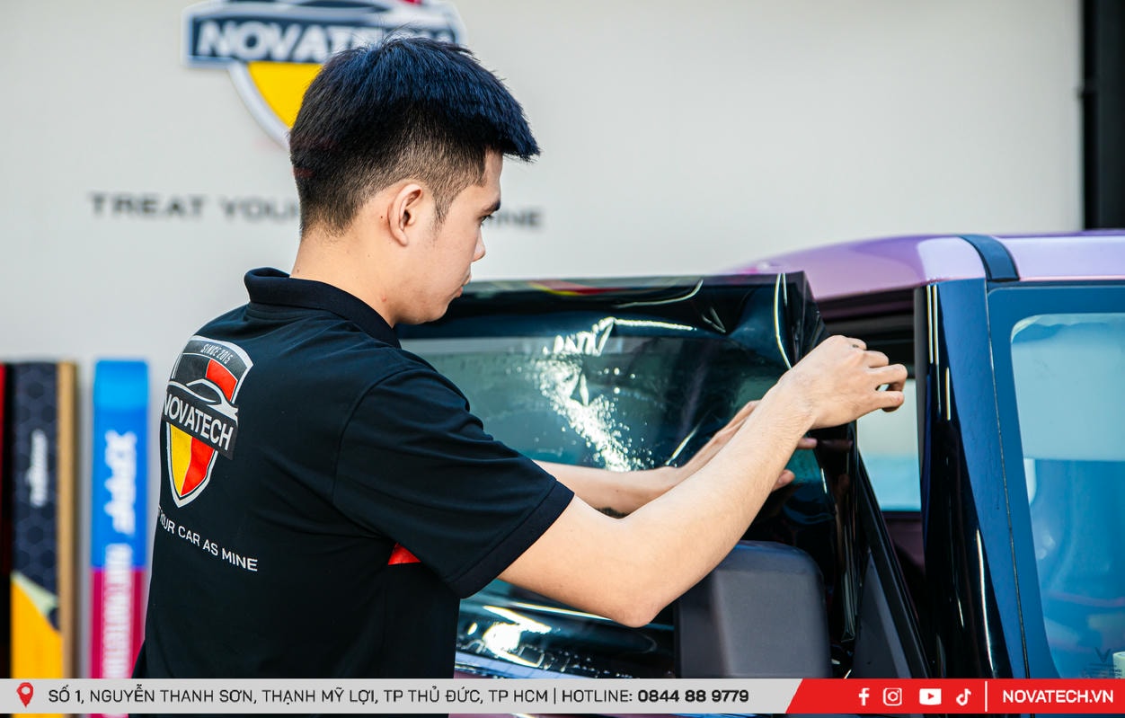 Cận cảnh quá trình dán phim cách nhiệt tại NovaTech Cận cảnh quá trình dán phim cách nhiệt tại NovaTech